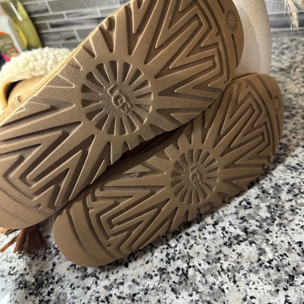 UGG Krista Bell Lace Up Boots Tan Shearling Winter Boots Size 8
